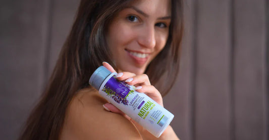 Verabschieden Sie sich von Schuppen und JUCKENDER KOPFHAUT mit dem natürlichen Antischuppenshampoo von InaEssentials.