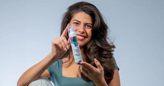 Familienproduzierter Reinigungs-Gesichtsschaum mit Melisse