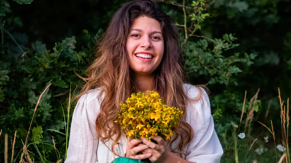 Maria Ralcheva mit Johanniskraut in der Hand