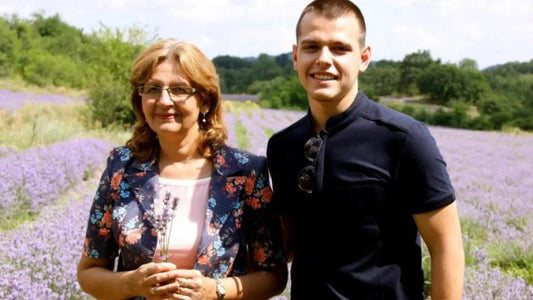Wie eine Familienmarke mit diesen magischen Kräutern eine natürliche Lösung für Akne geschaffen hat.