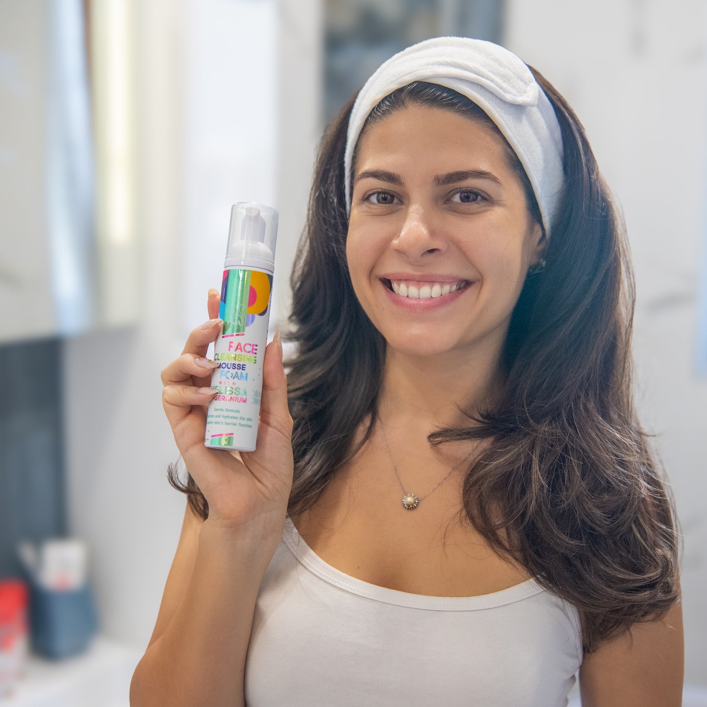 Natürlicher Reinigungsschaum für das Gesicht mit Zitronenmelisse und Geranie – für jeden Hauttyp