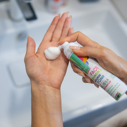 Natürlicher Reinigungsschaum für das Gesicht mit Zitronenmelisse und Geranie – für jeden Hauttyp