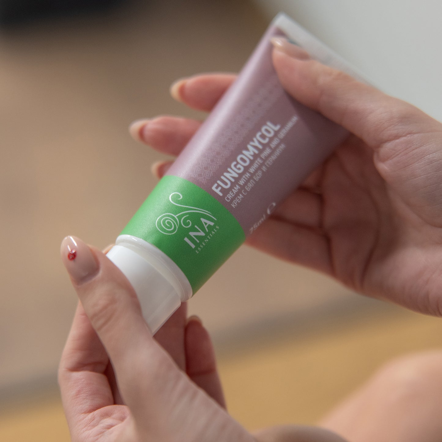 Kaufen Sie 2 Cremes gegen Nagelpilz oder trockene und rissige Haut und erhalten Sie 1 Bio-Weißkiefernwasser gratis.