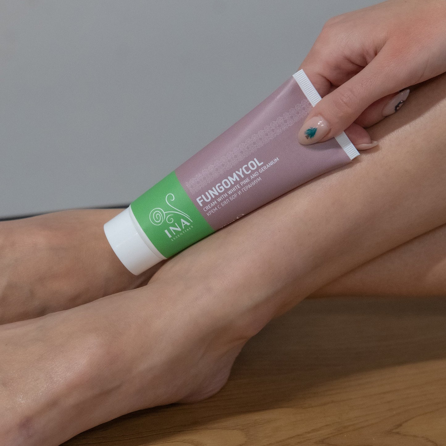 SPEZIELLER ZUGANG 2-in-1 Creme für Nagelpilz und trockene, rissige Haut - mit Weißkiefer, Urea und Geranium