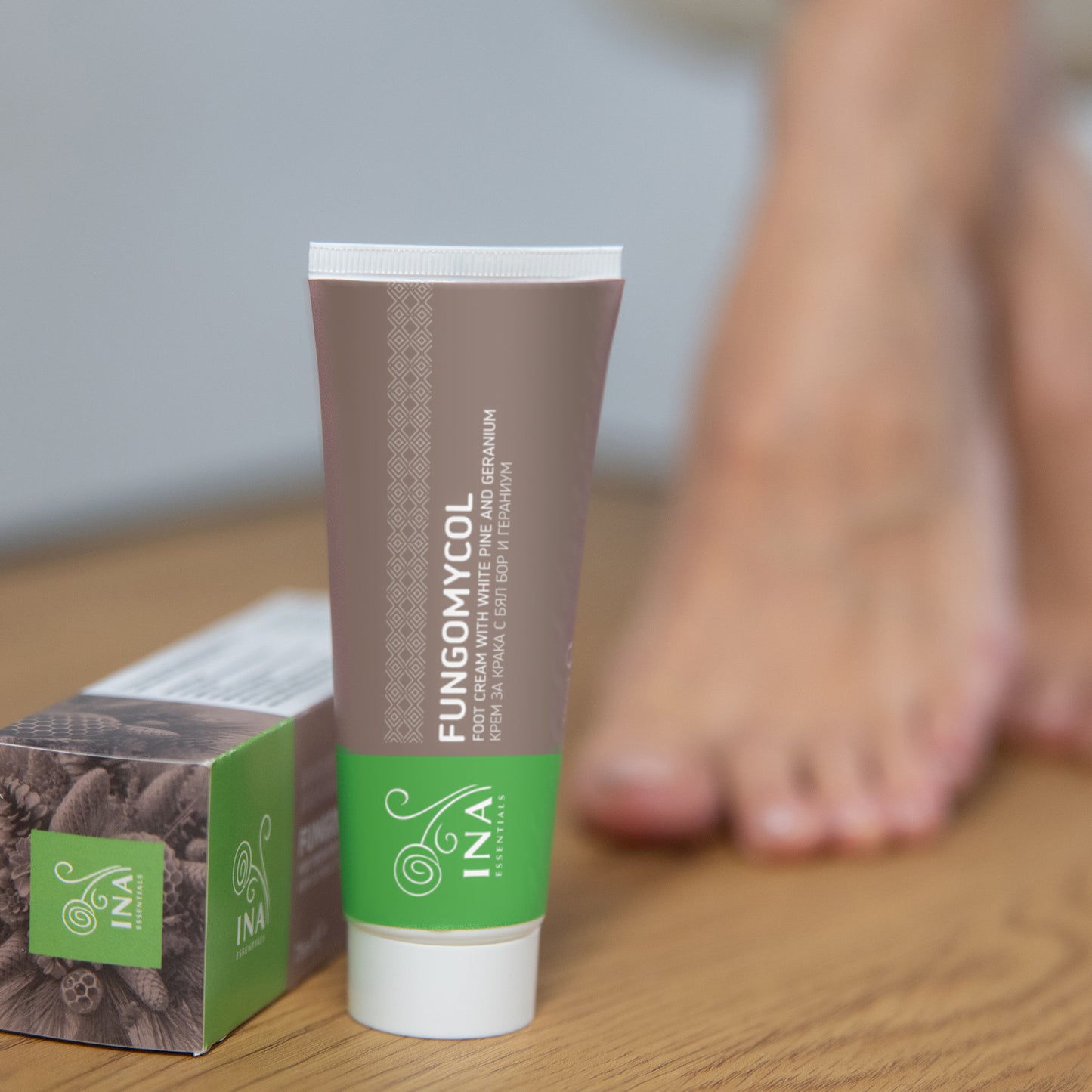 Kaufen Sie 2 Cremes gegen Nagelpilz oder trockene und rissige Haut und erhalten Sie 1 Bio-Weißkiefernwasser gratis.
